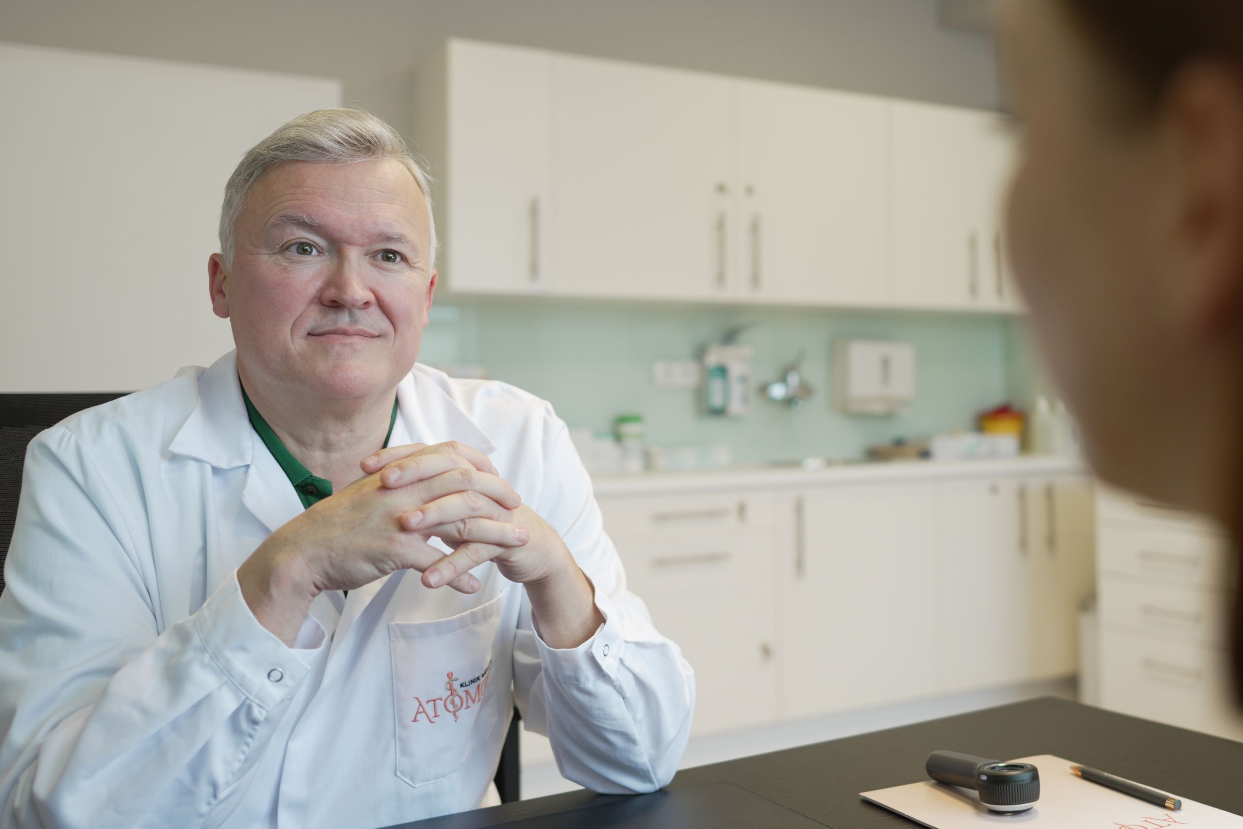 Prof. Dr. Florian Roka im Gespräch mit einer Patientin